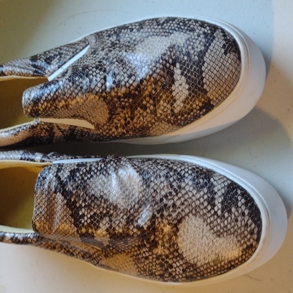 American Eagle Outfitters Shoes - AMERICAN eagle slip on sneakers size 9